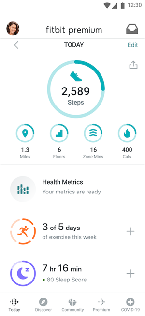 Pestaña Hoy de la aplicación de Fitbit con la baldosa Estadísticas de salud en la parte superior